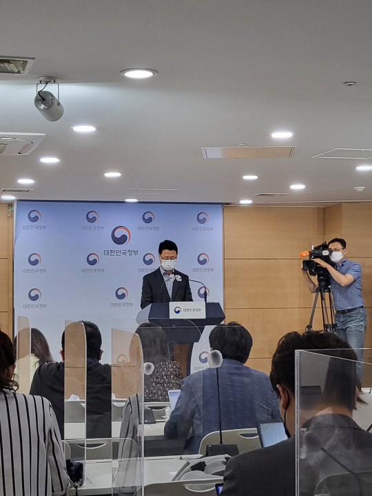 홍진배 과학기술정보통신부 네트워크정책실장이 2일 정부서울청사에서 통신서비스 품질평가 및 5G 주파수 할당 관련 브리핑을 진행하고 있다. 김나인 기자